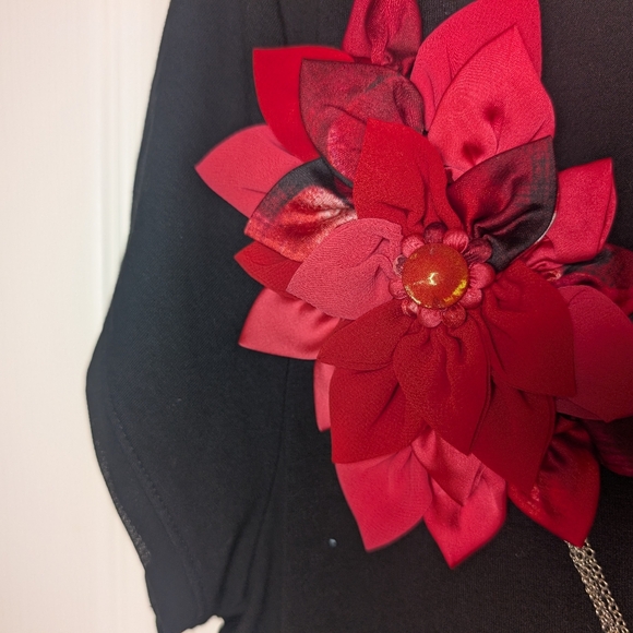 White House Black Market Short Sleeve Christmas Flower Top With Faux Necklace XL - Picture 3 of 7